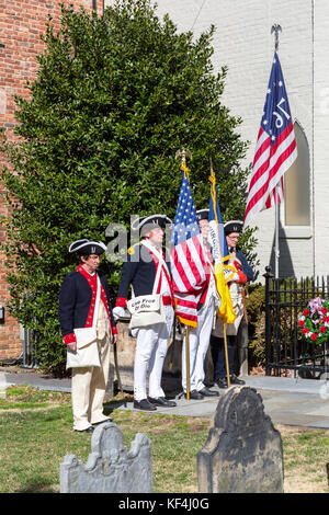 Alexandria, Virginia, USA. De reconstitution historique historique de la Tombe du Soldat inconnu de la guerre révolutionnaire. La cérémonie de la Journée des présidents, 2017. Pour l'E Banque D'Images