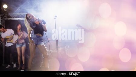 Digital composite de fille qui chante au concert avec transition Banque D'Images