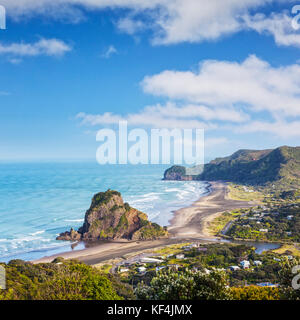 Piha beach avec lion rock, high angle view. Banque D'Images