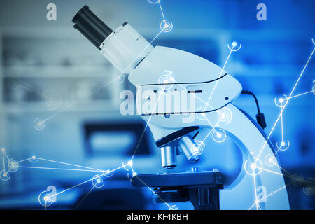 Image générée numériquement de la structure moléculaire à l'écran contre microscope in laboratory Banque D'Images