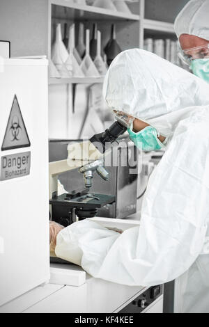 Travail scientifique on microscope Banque D'Images