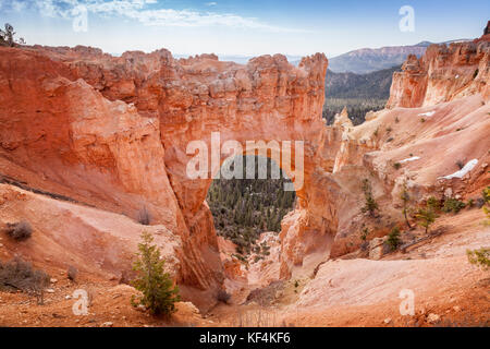 Pont naturel, techniquement une arche, une formation rocheuse à Bryce Canyon National Park, Utah. Banque D'Images