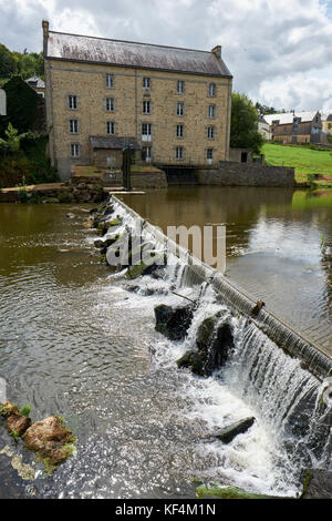 Un vieux bâtiment à côté du canal dans la vallée de l'Oust Josselin en Morbihan Bretagne France. Banque D'Images