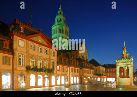 Nachtaufnahme vom markt und mit marktbrunnen dom st. Martin und st. Stefan à Mayence, Rhénanie-Palatinat, kaiserdom, kathedrale, hoher dom Banque D'Images