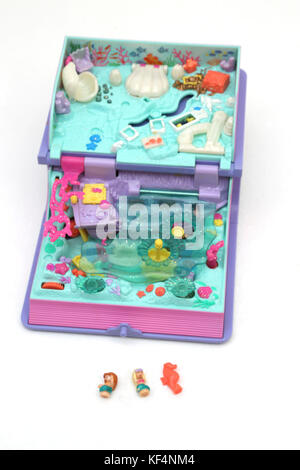 Vintage des années 90, jouet Polly Pocket Poupées et aventure sirène mousseux Banque D'Images