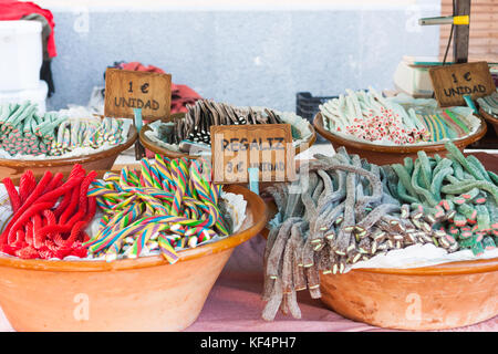 La réglisse bonbons colorés en vente sur un marché traditionnel le mercredi de sineu Majorque, Espagne. Banque D'Images