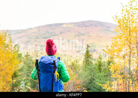 Randonnées Femme avec sac à dos à la caméra et à l'automne d'inspiration bois doré. Voyage de remise en forme et d'un style de vie sain à l'extérieur en saison d'automne. Trav Banque D'Images