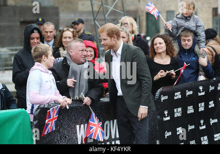 Le Prince Harry rencontre des membres du public à la suite d'une visite à KPH Projects à Copenhague, au Danemark, une organisation qui encourage la collaboration et le soutien entre les jeunes avec les entreprises en démarrage, axées sur la résolution de problèmes sociétaux dans toute la ville. Banque D'Images