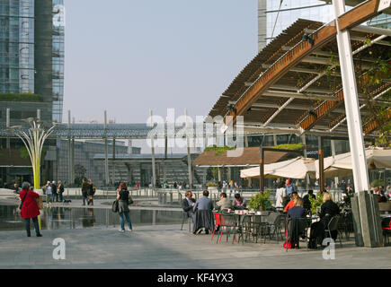 Piscine en plein air bar restaurant à Gae Aulenti square dans le quartier des affaires de Porta Nuova, Milan, Italie Banque D'Images