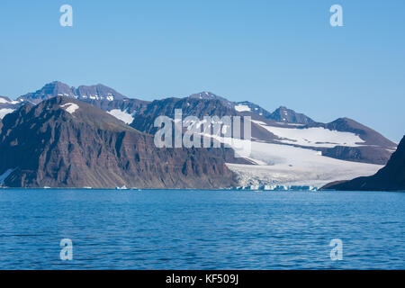 Le Groenland, scoresbysund aka Scoresby Sund. glacier côtière panoramique vue sur la côte. volquart boons Banque D'Images