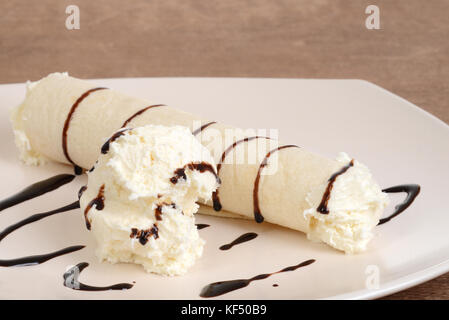 Libre de glace vanille avec sauce au chocolat crêpe Banque D'Images