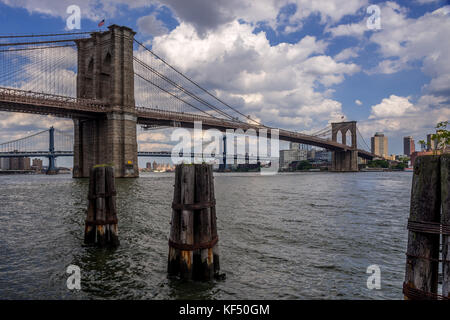 Pont de Brooklyn à la recherche vers Brooklyn Banque D'Images