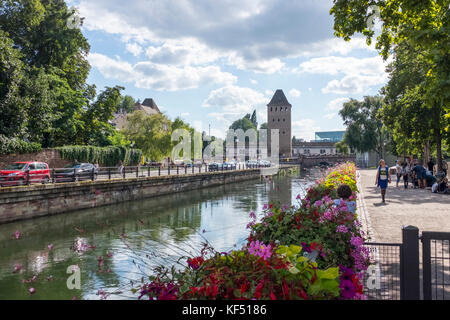 Personnes visitent le quartier de la petite france de Strasbourg, France Banque D'Images