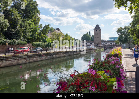 Personnes visitent le quartier de la petite france de Strasbourg, France Banque D'Images