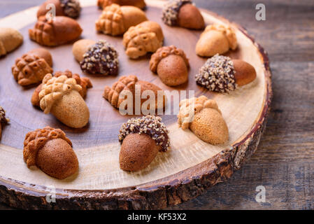 Maison saine, Acorn Acorn érable forme cakelets cookies sur tranche de bois servant d'administration, serveur, bac. libre. Banque D'Images