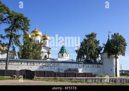 KOSTROMA, RUSSIE-Jun, 2017 : le monastère Ipatiev (ou Hypatian) est un monastère, situé sur la rive de la rivière Kostroma. Le Ipatyevskaya Slob Banque D'Images