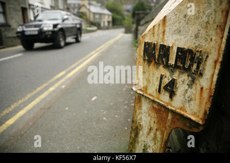 Old rusty milepost dans blaenau ffestiniog, galles indiquant 14 miles à harlech. Banque D'Images