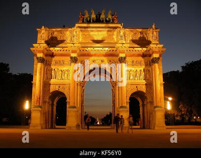 L'arc de Triomphe du carrousel illuminé la nuit en regardant l'axe historique, Paris, France Banque D'Images