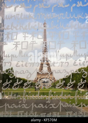 Le mur de la paix (mur de la paix) du Parc du champ de Mars, Paris, France, entoure la Tour Eiffel : le mot « paix » est inscrit en 49 langues Banque D'Images