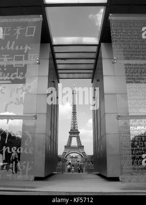 Le mur de la paix (mur de la paix) du Parc du champ de Mars, Paris, France, entoure la Tour Eiffel : le mot « paix » est inscrit en 49 langues Banque D'Images