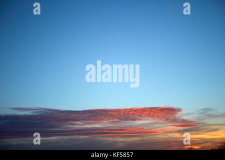Colorful pink et fiery orange coucher de nuages dans un ciel bleu avec l'exemplaire de l'espace pour un temps ou la nature background Banque D'Images
