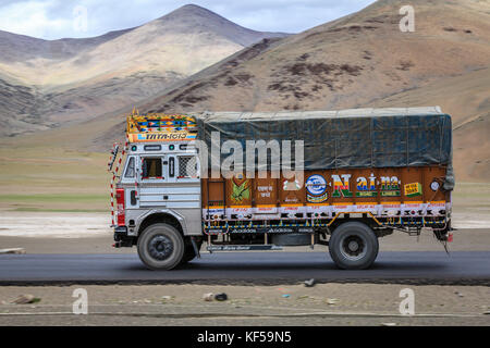 Cachemire, Inde - le 16 juillet 2016 : camion décoré traditionnellement sur la route à travers le plateau changthang au Cachemire, l'Inde Banque D'Images