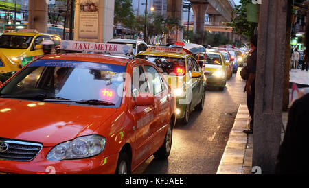 Ligne de taxi jusqu'à la sky train pendant embouteillage à Bangkok. Banque D'Images