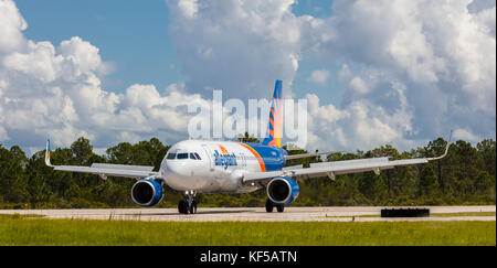 Avion de passagers commerciaux allegiant taxiing sur la masse à l'aéroport de Floride Punta Gorda Banque D'Images