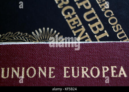 Deux passeports différents à partir de l'Italie et l'Argentine, close-up Banque D'Images