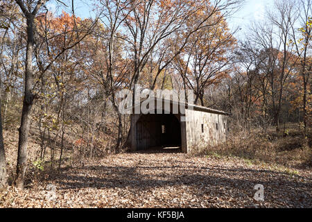 Pont en bois couvert d'Amérique historique en automne au toit de bois pour empêcher le pont de s'effondrer sous la neige avec un pays route couverte en partie morte Banque D'Images