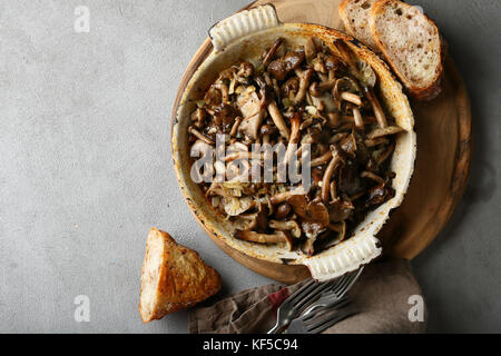 Poêlée de champignons dans le moule Banque D'Images