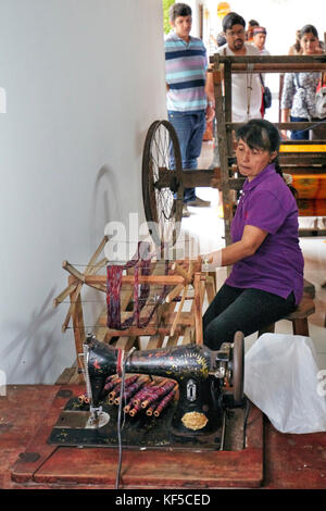 Femme travaillant à l'usine de batik. Batubulan village, Ubud, Bali, Indonésie. Banque D'Images