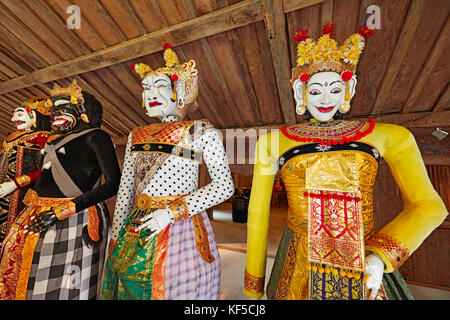 Barong Landung, marionnettes traditionnelles balinaises. Maison de Setia Darma des masques et des marionnettes, Mas, Ubud, Bali, Indonésie. Banque D'Images