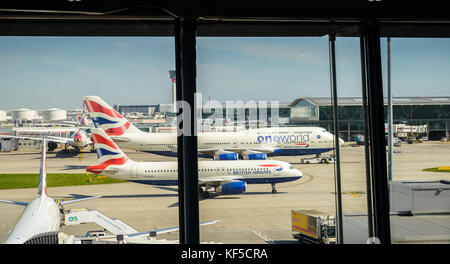 Vue sur les avions de ligne commerciaux British Airways sur le tarmac du terminal 5 d'Heathrow à Londres. Heathrow est la plaque tournante de British Airways Banque D'Images