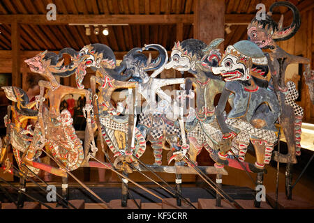 Marionnettes traditionnelles à tige affichées dans la maison de masques et de marionnettes de Setia Darma. Mas, Ubud, Bali, Indonésie. Banque D'Images