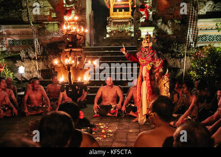 Spectacle de danse Kecak au temple Pura Puseh. Ubud, Bali, Indonésie. Banque D'Images