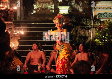 Spectacle de danse Kecak au temple Pura Puseh. Ubud, Bali, Indonésie. Banque D'Images