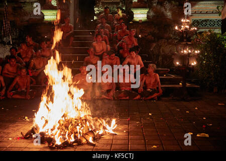 Danse de feu exécutée pour les touristes comme un substitut à la danse Sanghyang au temple Pura Puseh. Ubud, Bali, Indonésie. Banque D'Images