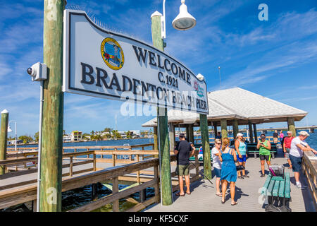 Bienvenue à Bradenton Beach signe sur la jetée à Bradenton Beach sur Anna Maria Island Floride Banque D'Images