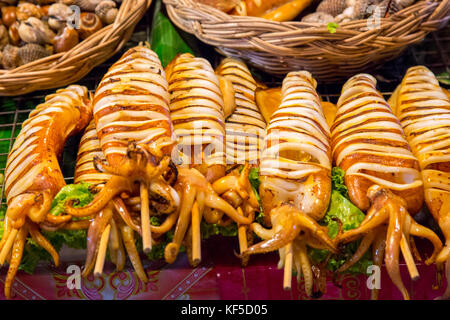 Squid sur un Street food au marché asiatique, Bangkok, Thaïlande Banque D'Images