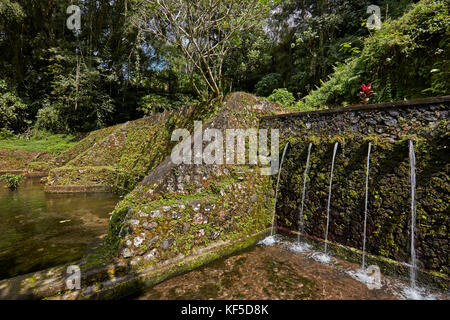 Sources d'eau dans le temple de Mengening. Tampaksiring, Bali, Indonésie. Banque D'Images