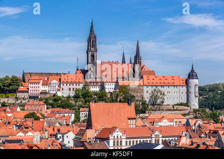 Paysage urbain de Meissen avec cathédrale de Meissen et château au-dessus des toits de la ville Meissen Saxe Allemagne Europe Banque D'Images