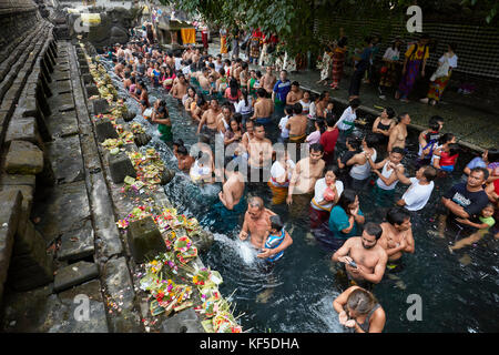 Les gens qui attendent en ligne pour faire la purification rituelle au printemps Saint. Temple Tirta Empul, Tampaksiring, Bali, Indonésie. Banque D'Images