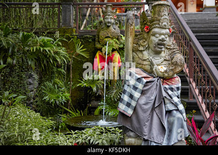 Statue dans le jardin. Hôtel Tjampuhan Spa, Ubud, Bali, Indonésie. Banque D'Images