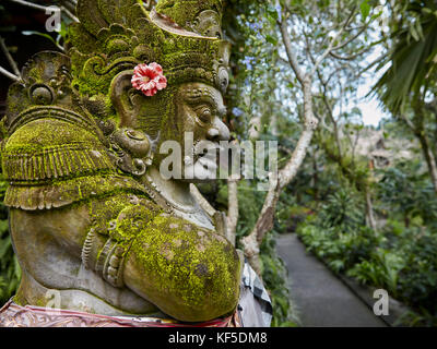 Statue dans le jardin. Hôtel Tjampuhan Spa, Ubud, Bali, Indonésie. Banque D'Images