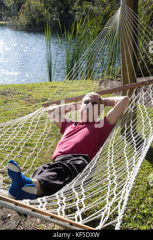 Senior Man Relaxing in Hammock, Caroline du Sud, USA Banque D'Images