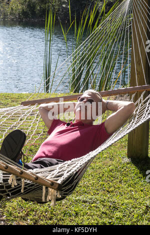 Senior Man Relaxing in Hammock, Caroline du Sud, USA Banque D'Images