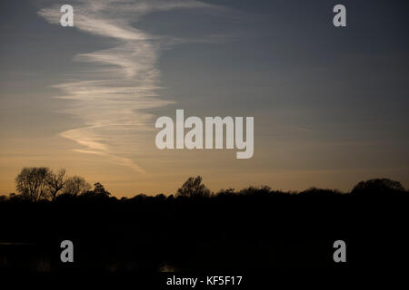 Dimensions des nuages sur le ciel après le coucher du soleil avec des arbres sur l'arrière-plan Banque D'Images