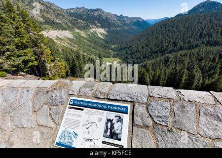 Vue vers le bas de la vallée, le chinook mather Memorial Parkway à Mount Rainier National Park Washington united states Banque D'Images