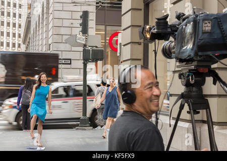 San Francisco, USA - Septembre 13th, 2017 : une femme journaliste de télévision asiatique est en train de rire avec le caméraman avant diffusion. Banque D'Images